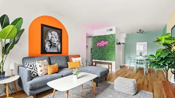 Televisión, oficina y impresora