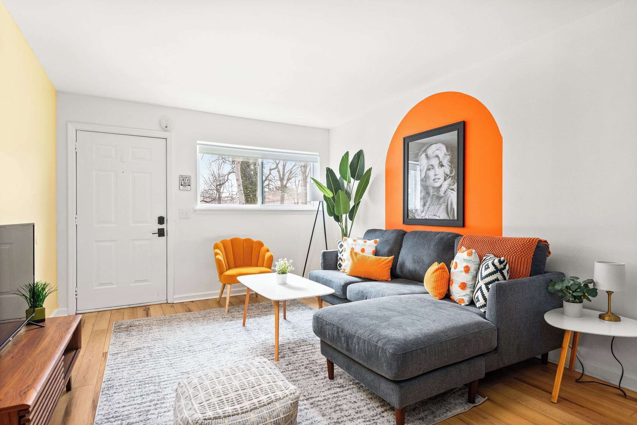 Televisión, oficina y impresora 