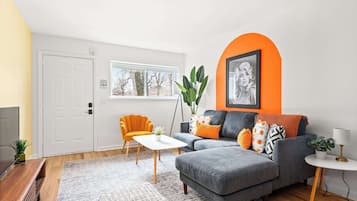 Televisión, oficina y impresora