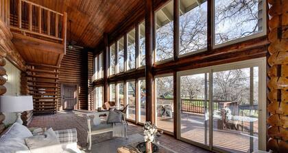 Amazing Log Cottage with Hot Tub & Barrel Sauna! (NEW LISTING)