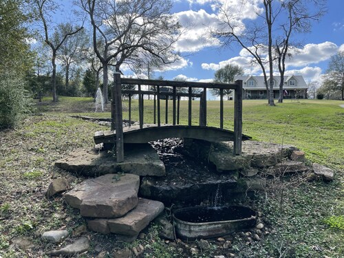 Your 12 Acre Farmhouse Retreat - Relax and Unwind by the Campfire and Pond