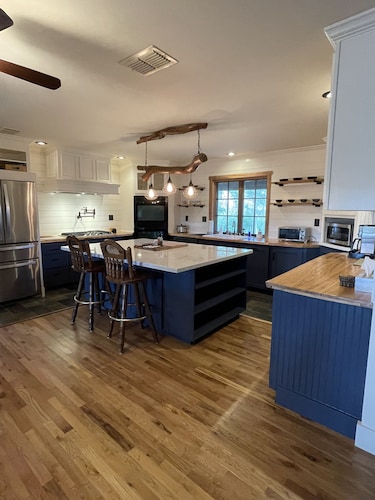 Your 12 Acre Farmhouse Retreat - Relax and Unwind by the Campfire and Pond