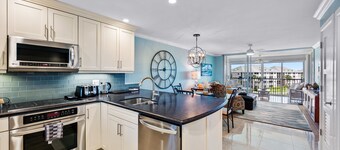 Beautifully renovated top floor condo with lake view, minutes from the beach