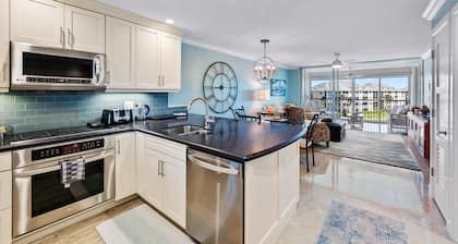 Beautifully renovated top floor condo with lake view, minutes from the beach