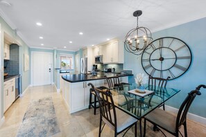 Dining - Beautifully renovated top floor condo with lake view, minutes from the beach (Jupiter)