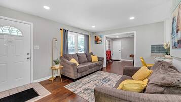 Smart-TV, bordtennis, stereoanlegg og printere