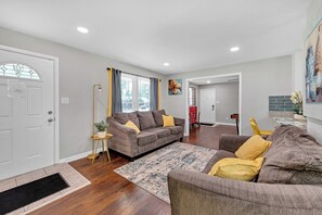 Smart TV, mesa de ping pong, estéreo, impresora