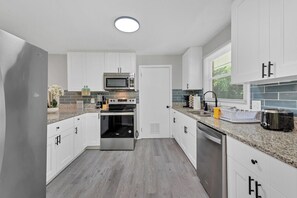 Réfrigérateur, four à micro-ondes, un four, surface de cuisson