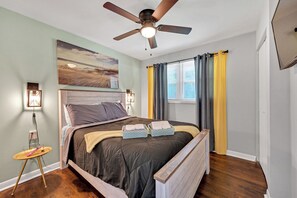 3 bedrooms, desk, iron/ironing board, free WiFi