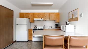 Basic Apartment | Private kitchen | Coffee/tea maker
