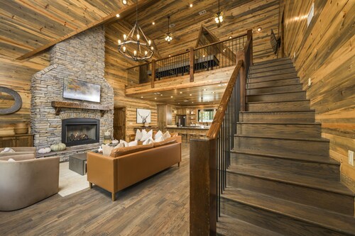 Luxury Forest Escape with Charm - Hot Tub, Game Loft, Pool Table and Playground