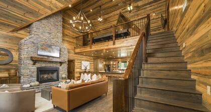 Luxury Forest Escape with Charm - Hot Tub, Game Loft, Pool Table and Playground