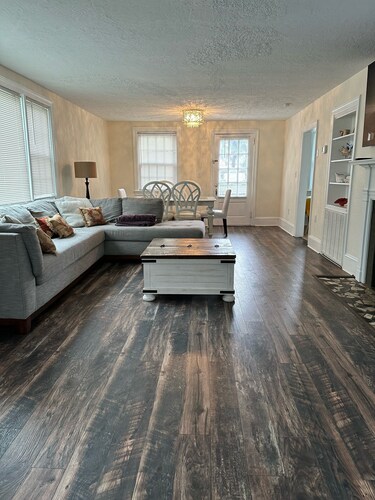 NEW! Residential Retreat. Located minutes to the Oceanview beach and Naval base.