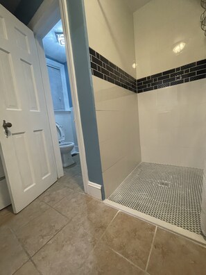 Ensemble douche/baignoire, sèche-cheveux, serviettes fournies, savon