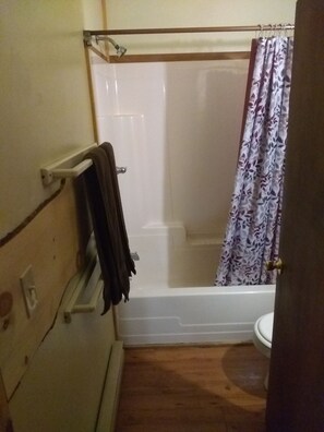 Badewanne, Handtücher, Toilettenpapier