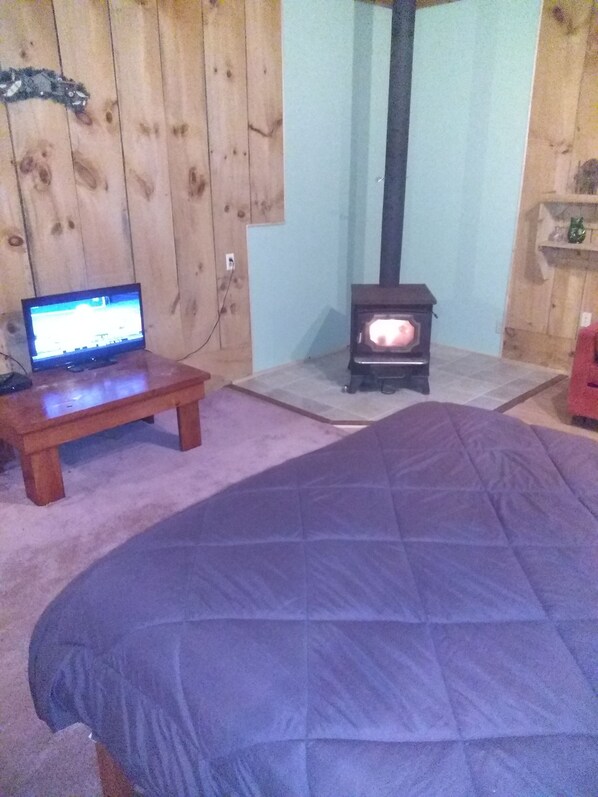 1 bedroom, bed sheets