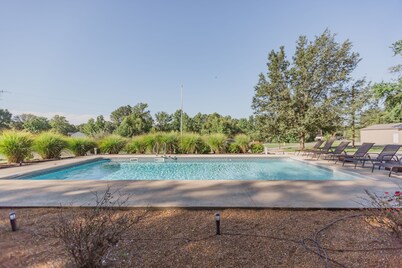 Lake Views & Access + Pool, Indoor/Outdoor Living, Family &  Pet Friendly
