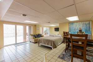 3 bedrooms, free WiFi, bed sheets, wheelchair access