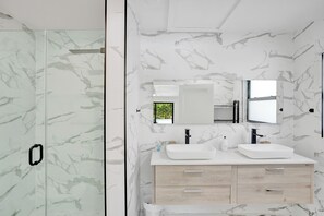 Combined shower/bathtub, hair dryer, towels, soap - Terra Mar Island Walk to private Beach 3/3 heated pool spa (Lauderdale by the Sea)