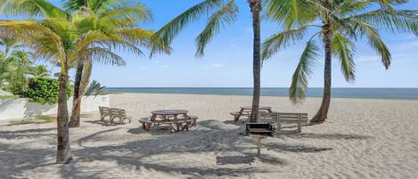 Beach nearby, sun loungers, beach towels