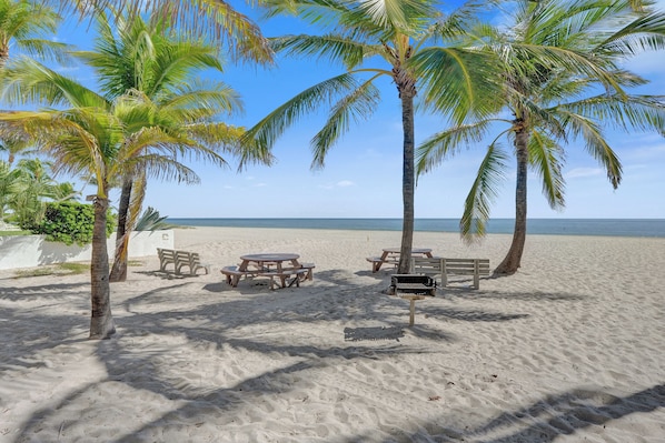 Beach nearby, sun loungers, beach towels
