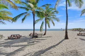 N ära stranden, solstolar och strandhanddukar