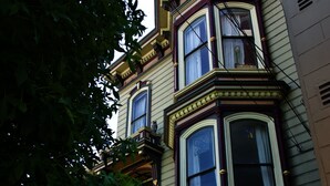 A corner building with a bay window and a small balcony. - Lovely 1 Bedroom Garden flat in Victorian Building (San Francisco)