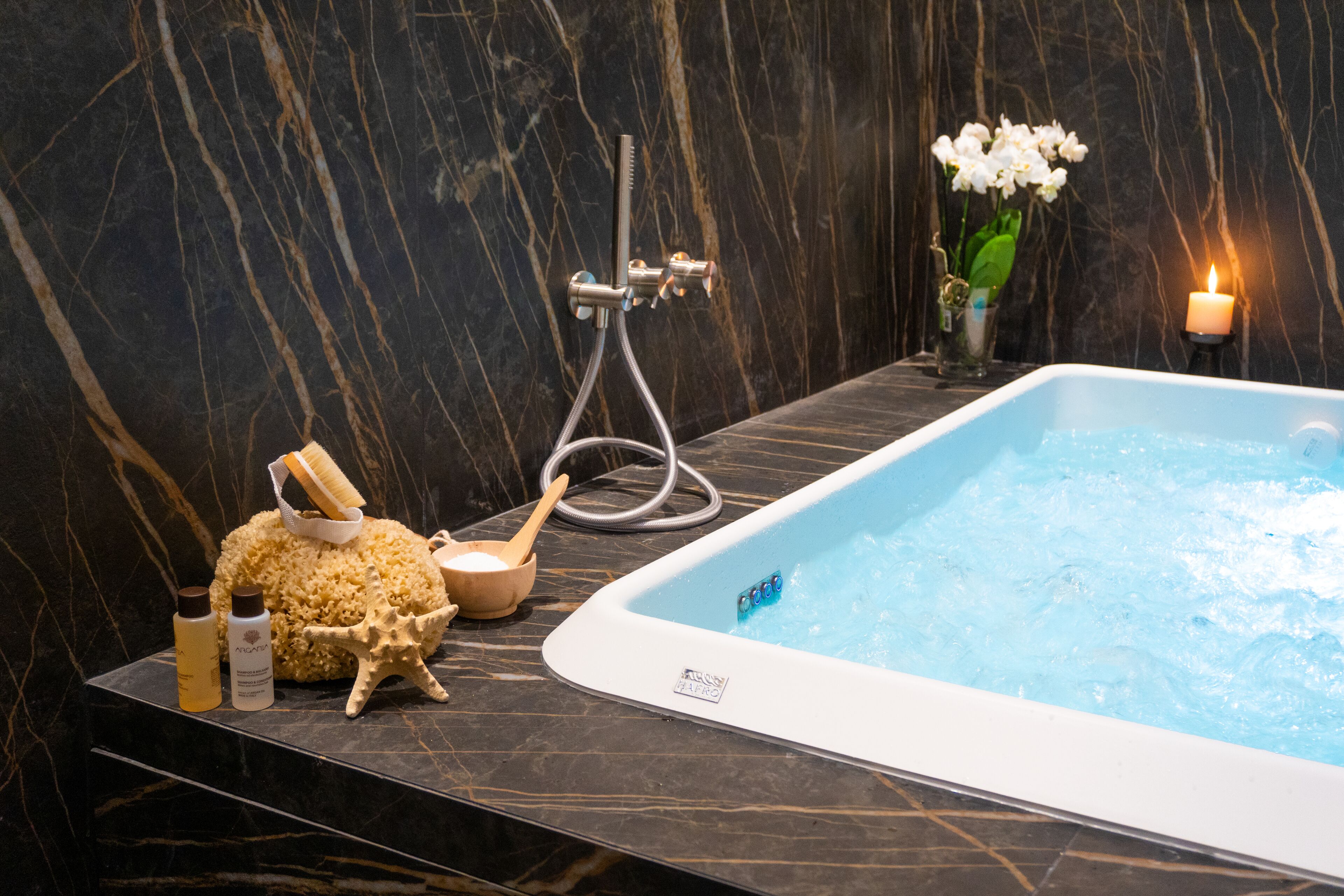 Ensemble douche/baignoire, baignoire à jets, bidet