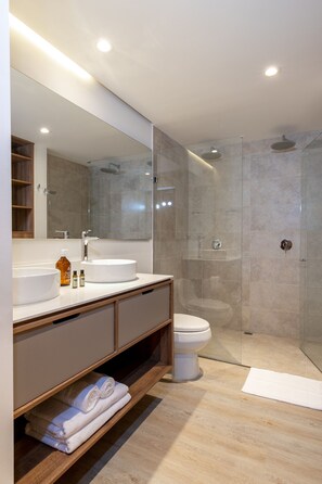 Dusche, Haartrockner, Handtücher, Seife