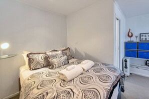 Desk, laptop workspace, iron/ironing board, free WiFi