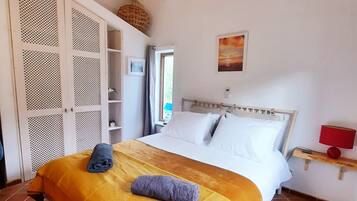 2 Schlafzimmer, Schreibtisch, Bügeleisen/Bügelbrett, Reisekinderbett