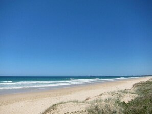 Beach nearby - Direct Marcoola Beach Front Access Pet Friendly Comfortable Home (Marcoola)