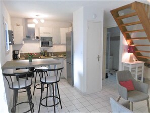 Kühlschrank, Mikrowelle, Toaster, Kochgeschirr/Geschirr/Besteck