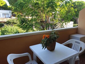 Outdoor dining - Holiday apartment with two rooms for 4 persons (Marina di Bibbona)