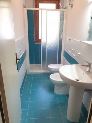 Shower, bidet - Holiday apartment with two rooms for 4 persons (Marina di Bibbona)