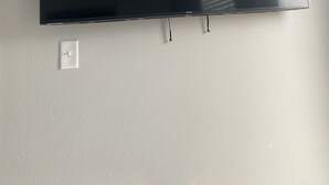 Un televisor de pantalla plana fixat a la paret.