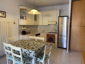Fridge, stovetop, coffee/tea maker