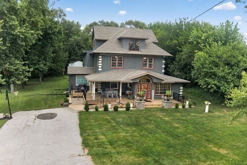 Rare find! Spacious home near wedding venues & CB/OMA. Perfect for entertaining!