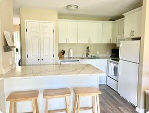 Frigorífico, microondas, horno y placa de cocina