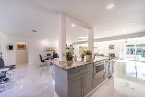 Fridge, microwave, oven, stovetop - Waterfront Heated pool with Jacuzzi 3/2 in Lauderdale by the Sea (Lauderdale by the Sea)