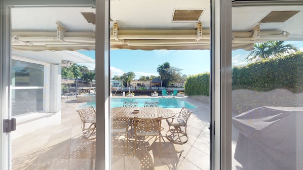 Outdoor dining - Waterfront Heated pool with Jacuzzi 3/2 in Lauderdale by the Sea (Lauderdale by the Sea)