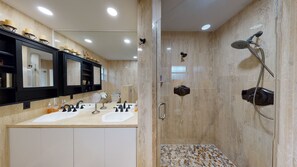 Douche, sèche-cheveux, serviettes fournies, savon