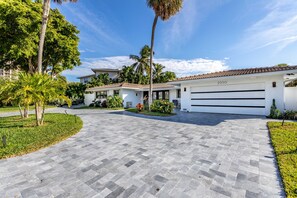 Property grounds - Waterfront Heated pool with Jacuzzi 3/2 in Lauderdale by the Sea (Lauderdale by the Sea)