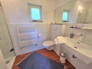 Dusche, Haartrockner, Handtücher