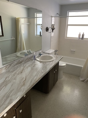 Combined shower/bathtub, hair dryer, towels, soap - Siesta Key canal front house. 3 bed/2 bath close to Siesta Village (Siesta Key)