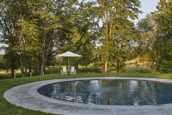 屋内プール、季節限定屋外プール