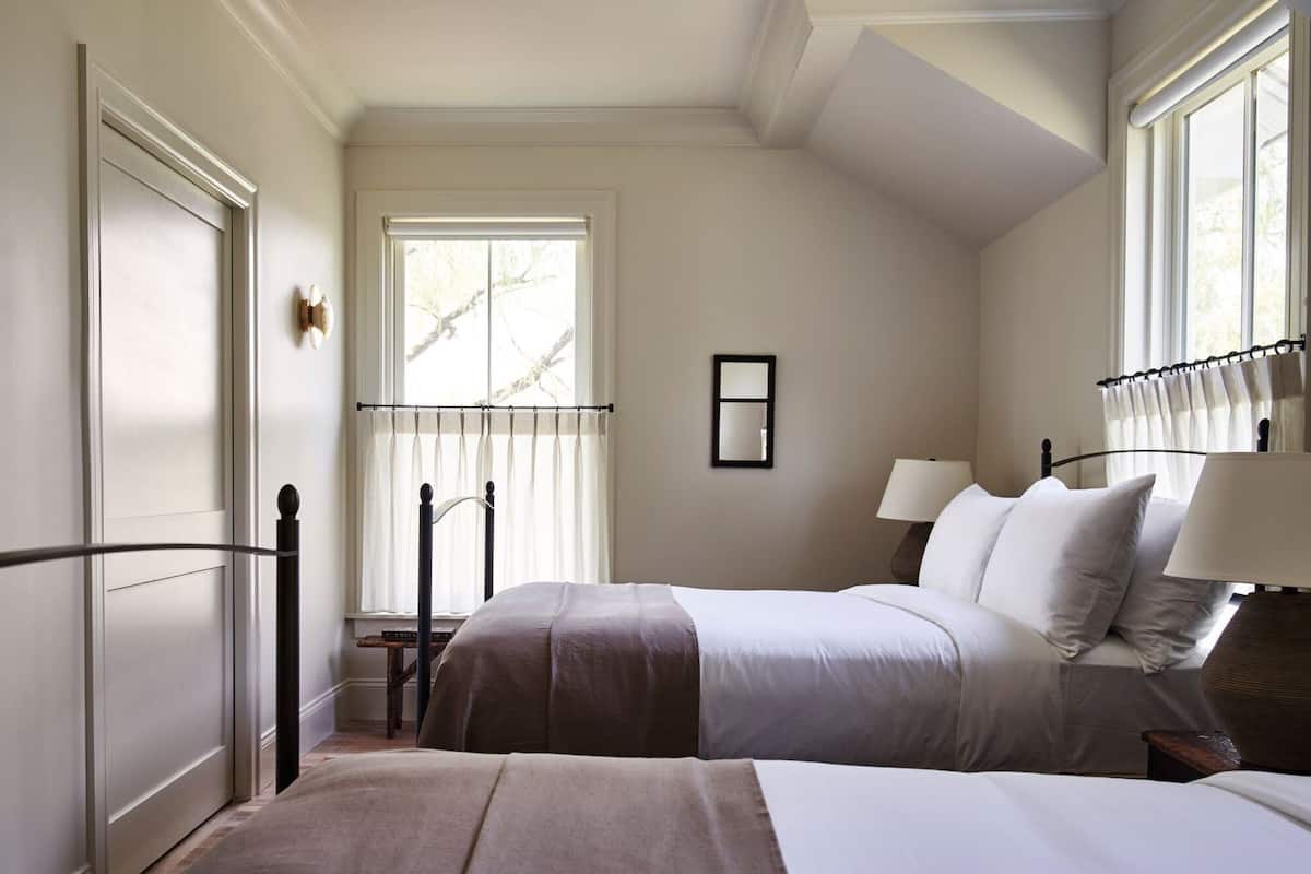 Klassieke tweepersoonskamer | Italiaanse Frette-lakens, luxe beddengoed, donzen dekbedden, een minibar