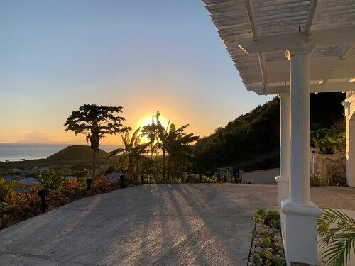 LenDeens an Affordable Hillside1BD/1BTH Apartment w/ AC and Gorgeous Oceanviews