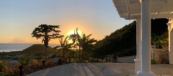 LenDeens an Affordable Hillside1BD/1BTH Apartment w/ AC and Gorgeous Oceanviews