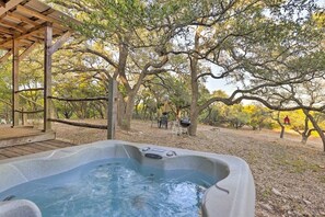 Outdoor spa tub - El Sol: Private Cabin with Hot Tub and Amazing Views, 3 mi to Wimberley Square! (Wimberley)